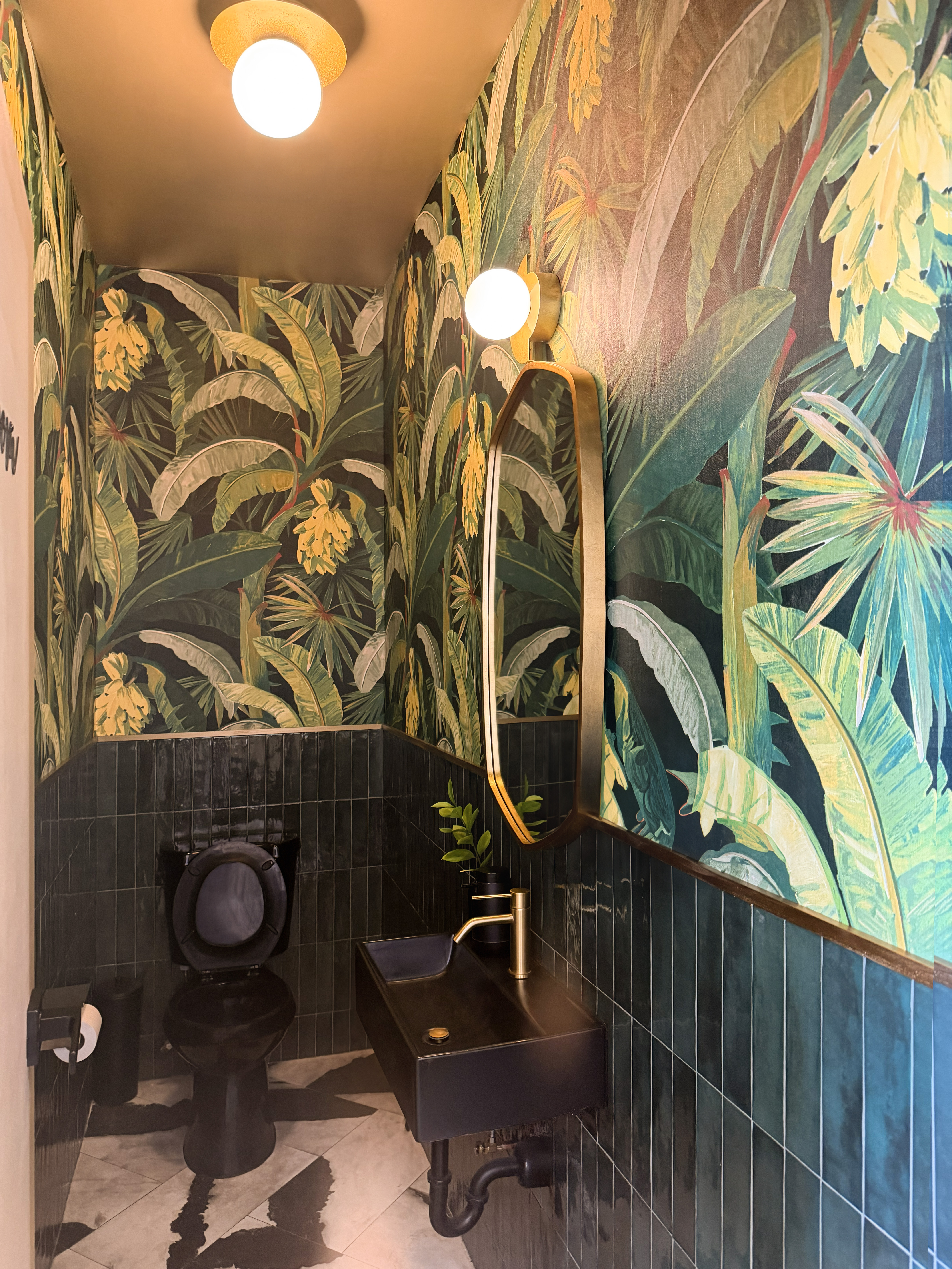 Haam bathroom with tropical wallcovering